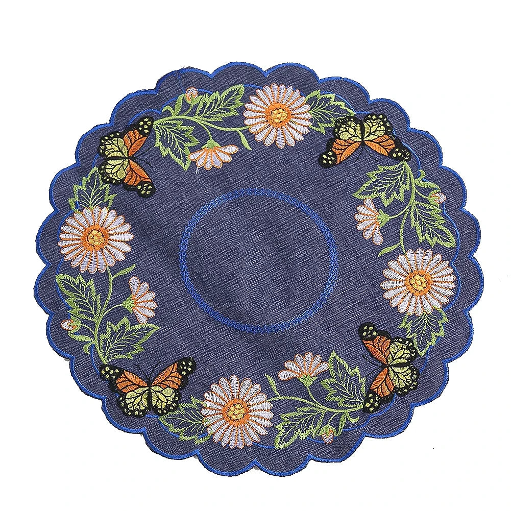 serviette table brodée bleu foncé fleurs blanches oranges papillons multicolores classique