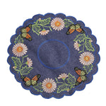 serviette table brodée bleu foncé fleurs blanches oranges papillons multicolores classique
