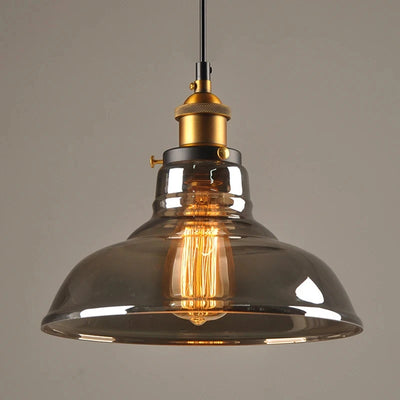 Suspension luminaire verre vintage loft suspendue au-dessus d'une table à manger