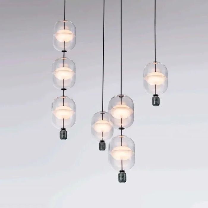 Lustre en verre nordique suspendu au-dessus d'une tête de lit moderne