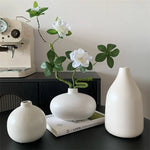 vase céramique blanc moderne minimaliste fleurs artificielles livres décoration intérieure zen