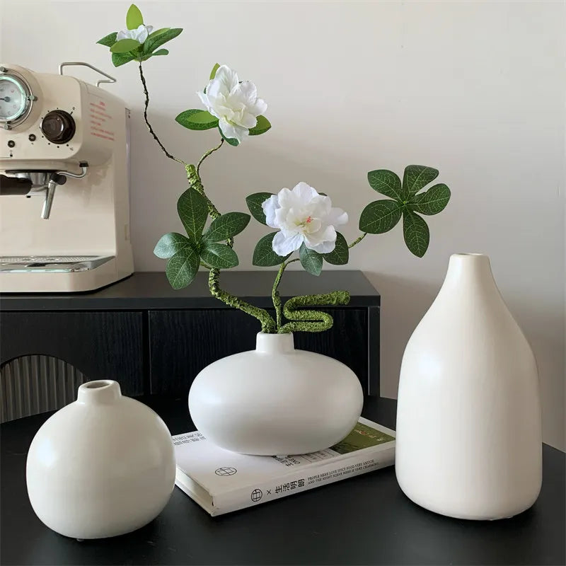 vase céramique blanc moderne minimaliste fleurs artificielles livres décoration intérieure zen
