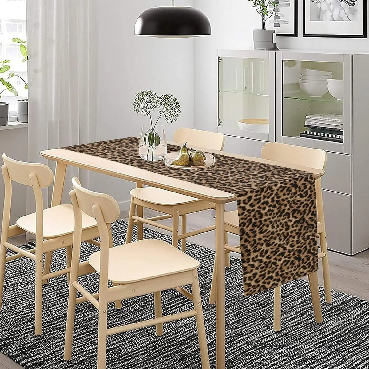 nappe lin léopard motifs animaux beige marron noir moderne salon décoration intérieure table chaises