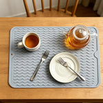 tapis cuisine silicone gris moderne tasse thé bol cuillère fourchette plateau ondulé