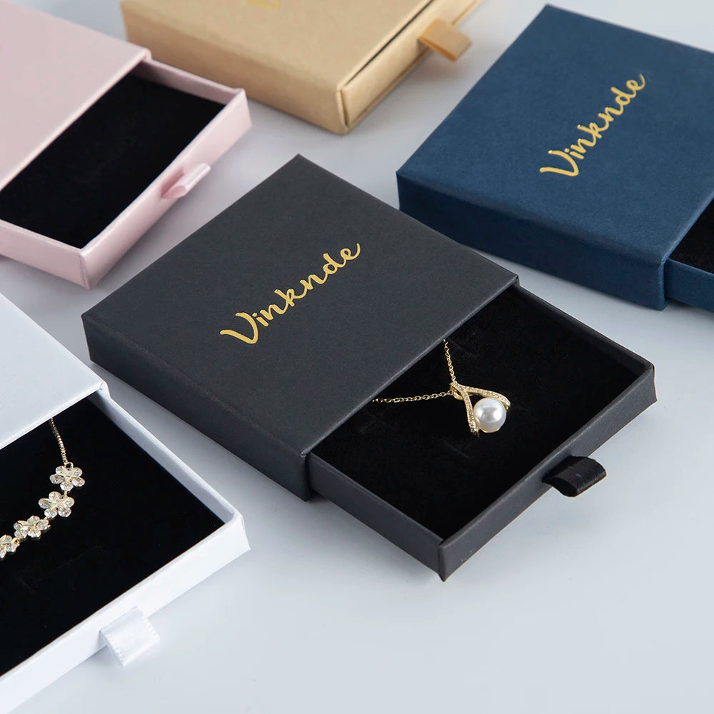 Boîte à bijoux avec collier placé à l'intérieur