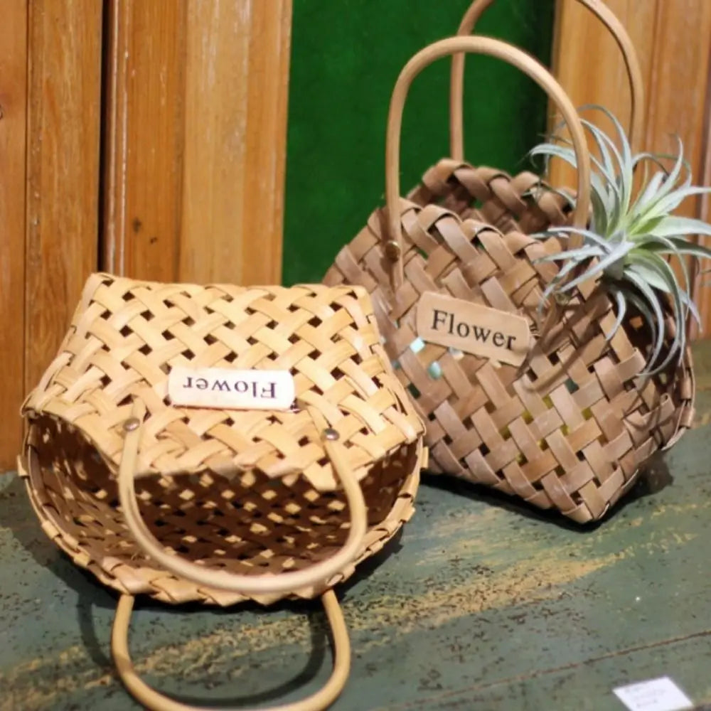 Panier en bambou vert posé sur une table en bois