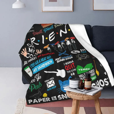 Édredon polaire léger noir sur lit moderne
