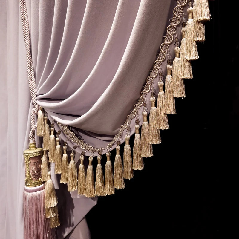 rideau gris clair broderie dorée franges classique opacité maison