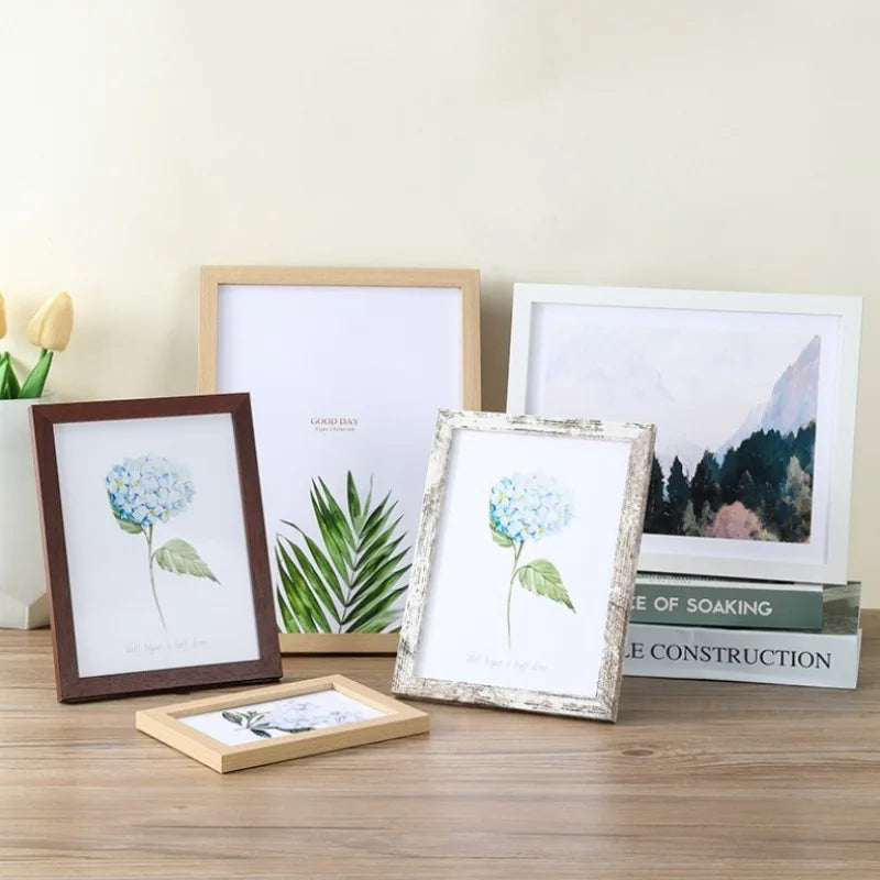 Cadre photo en bois 15x20 cm couleur orange dans un salon moderne