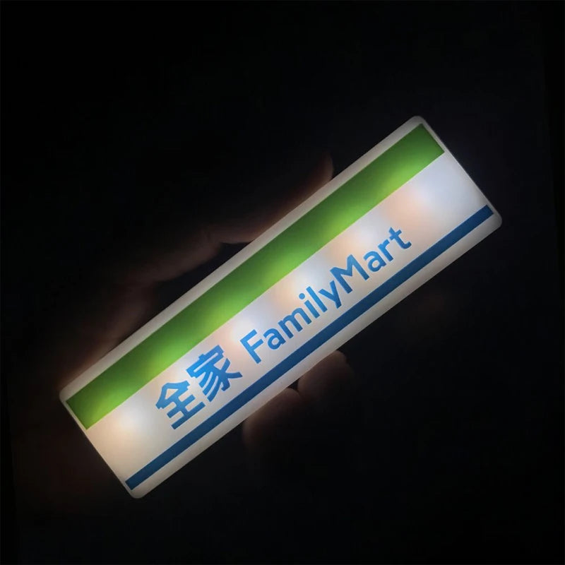 panneau lumineux moderne aimanté clips vert bleu blanc logos enseignes family mart lawson station