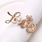 broches classiques dorées strass bracelet classique soie blanche anniversaire mariage décoration table