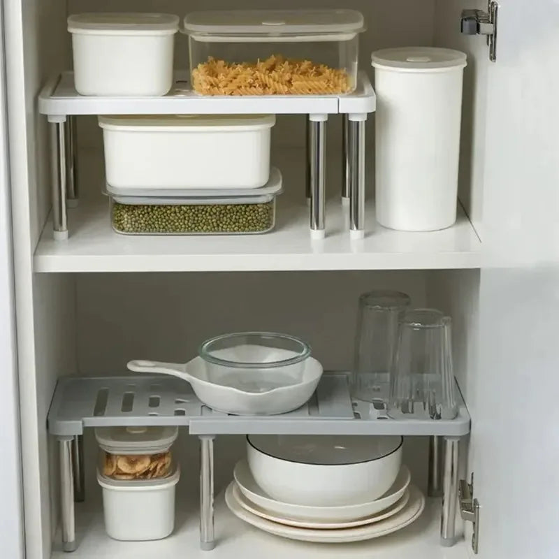 étagère cuisine rétractable blanc gris moderne perforations pieds métalliques bouteilles épices appareils électroménagers