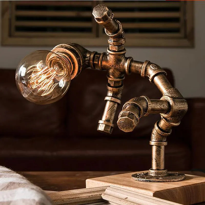Détail du design en tuyauterie de la lampe