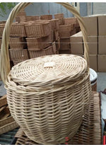 panier osier tressé naturel poignées cuir foulard rouge lunettes soleil rouges traditionnel