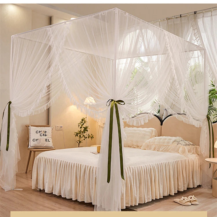 Lit canopy blanc romantique dans une chambre avec décoration et accessoires coordonnés.