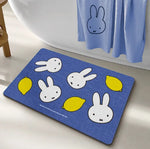 tapis bain dessin animé lapins gris jaune vert bleu rayures enfantin absorbant