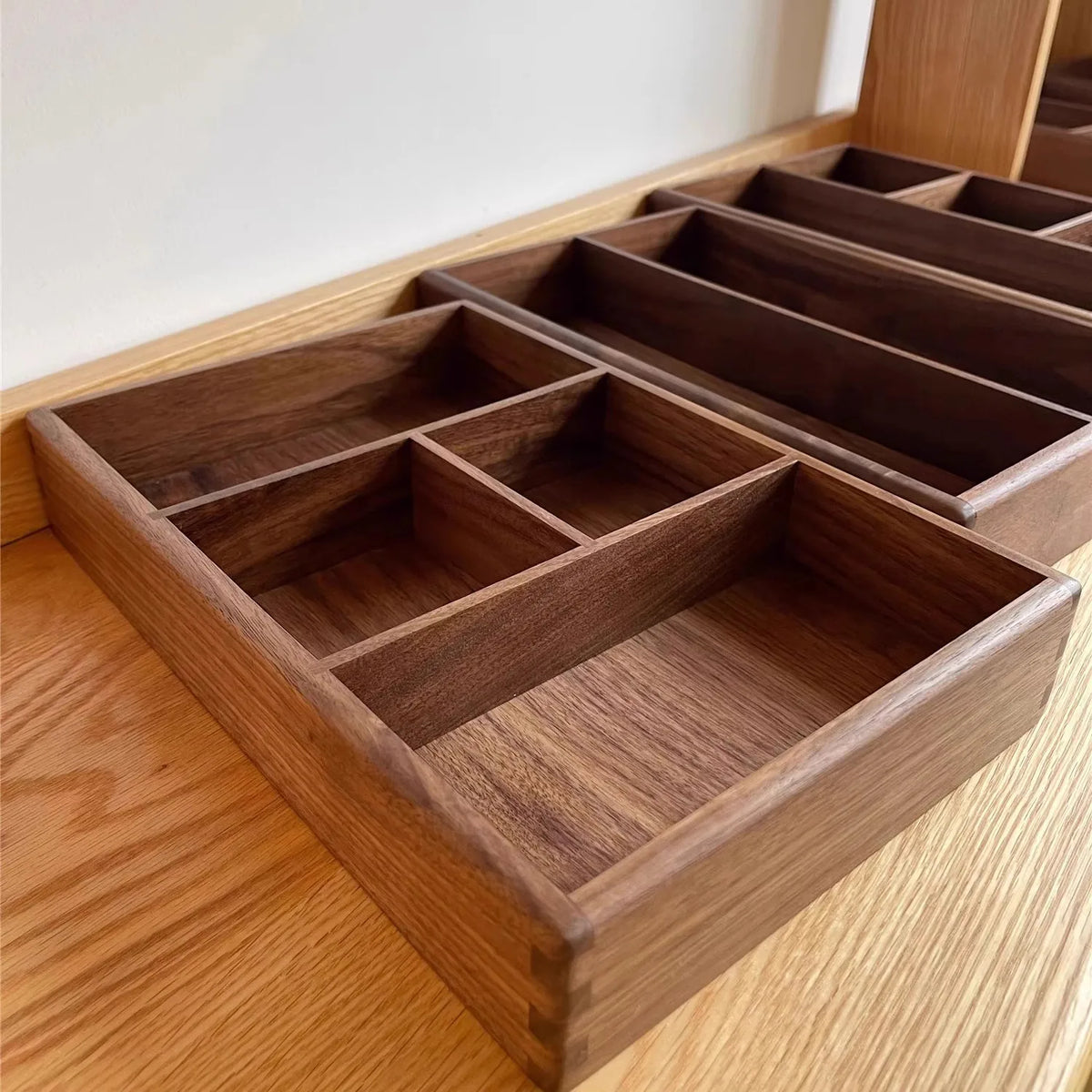 boîte compartiments bois marron foncé minimaliste respectueuse environnement réutilisable articles divers rangement moderne