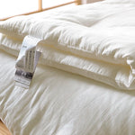 Édredon dans une chambre décorée avec style