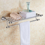Détail de la finition chrome et cristal argenté sur les accessoires de salle de bain
