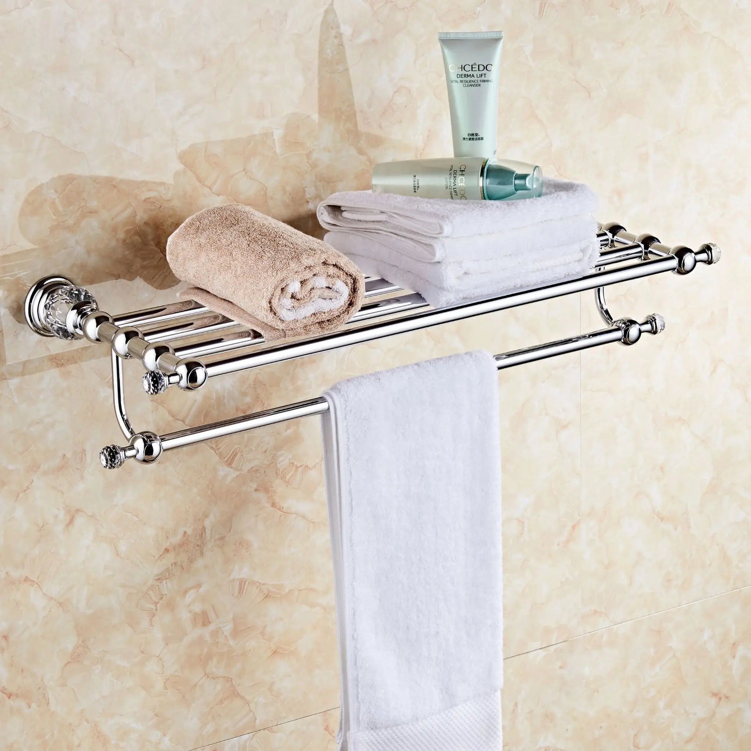 Détail de la finition chrome et cristal argenté sur les accessoires de salle de bain