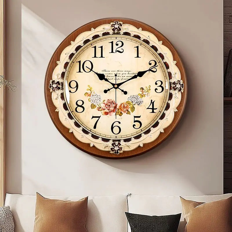 horloge murale bois massif aiguille quartz fond blanc motifs floraux reliefs dorés silent salon