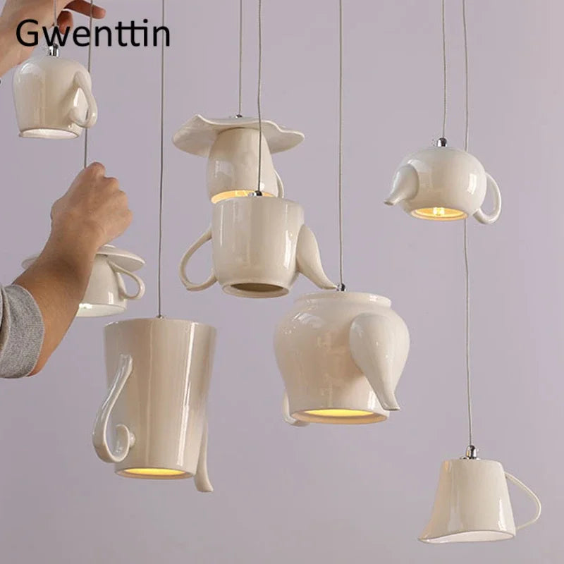 Lampe suspendue en céramique design nordique blanche éclairant un salon moderne