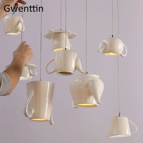 Lampe suspendue en céramique design nordique blanche éclairant un salon moderne