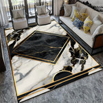 Tapis de sol élégant au motif géométrique en marbre blanc et noir avec des accents dorés, créant une décoration intérieure moderne et sophistiquée.