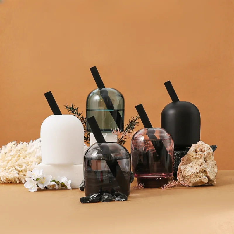 diffuseur aromathérapie bouteille verre moderne noir blanc gris translucide tiges noires minimaliste parfum maison
