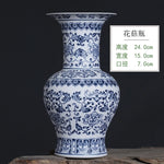 Ce magnifique vase en porcelaine bleue et blanche présente des motifs floraux et de chimères élégamment ornés, offrant une pièce décorative de grande qualité.