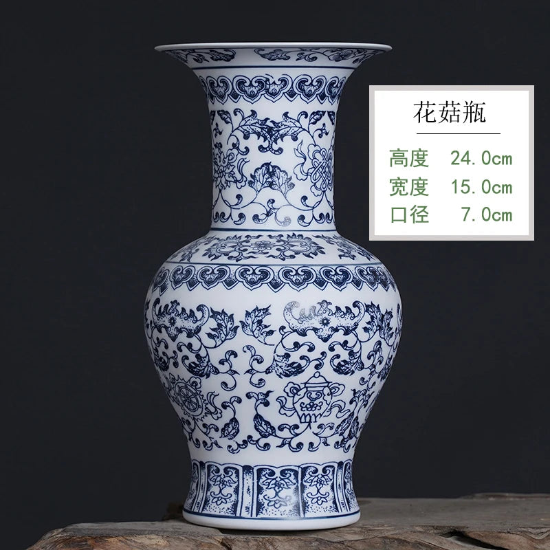 Ce magnifique vase en porcelaine bleue et blanche présente des motifs floraux et de chimères élégamment ornés, offrant une pièce décorative de grande qualité.