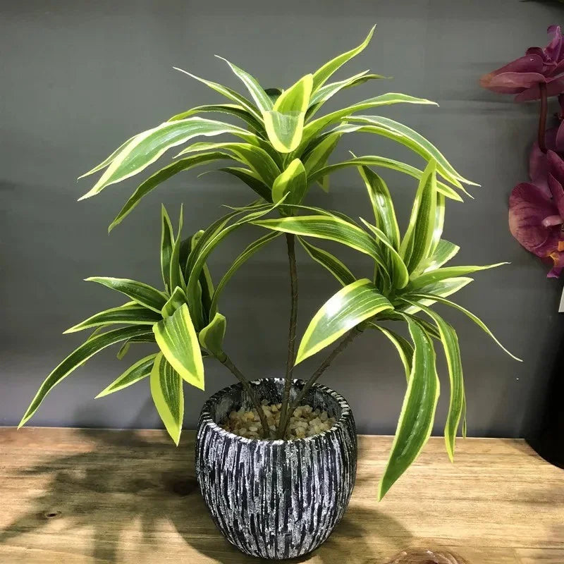 plantes artificielles feuilles striées pot texturé décoration intérieure moderne vert jaune marron gravier