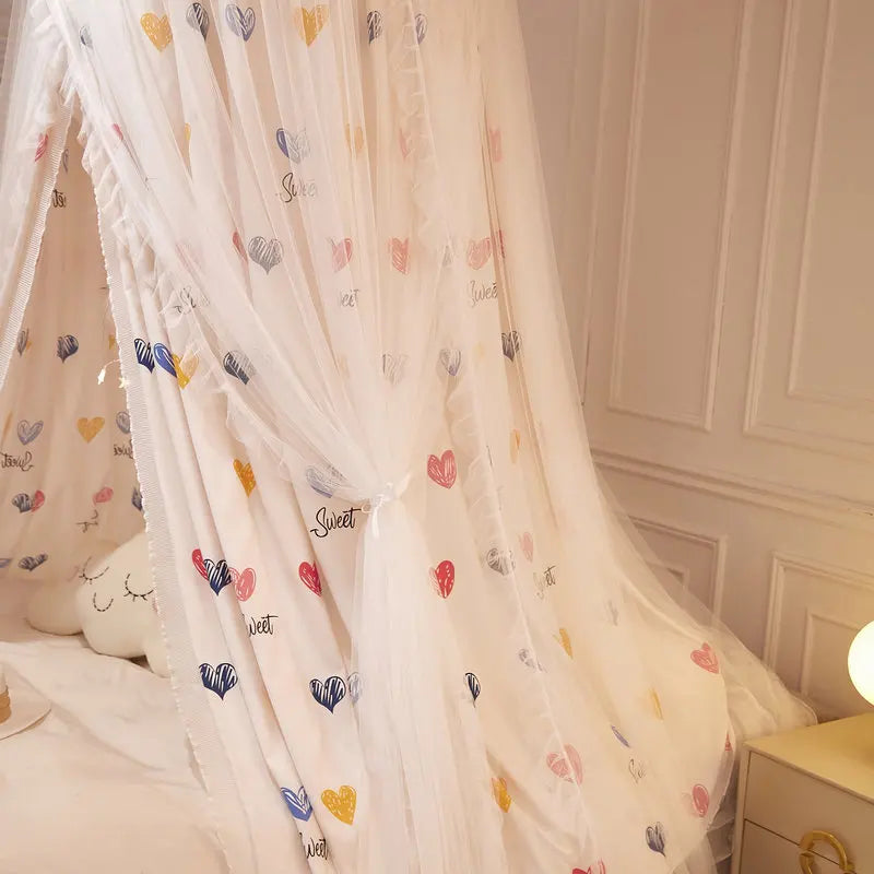 Rideau blanc léger avec des motifs de cœurs colorés, créant une ambiance douce et romantique.