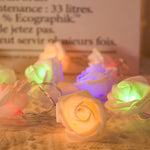 Guirlande lumineuse rose enroulée autour d'un miroir