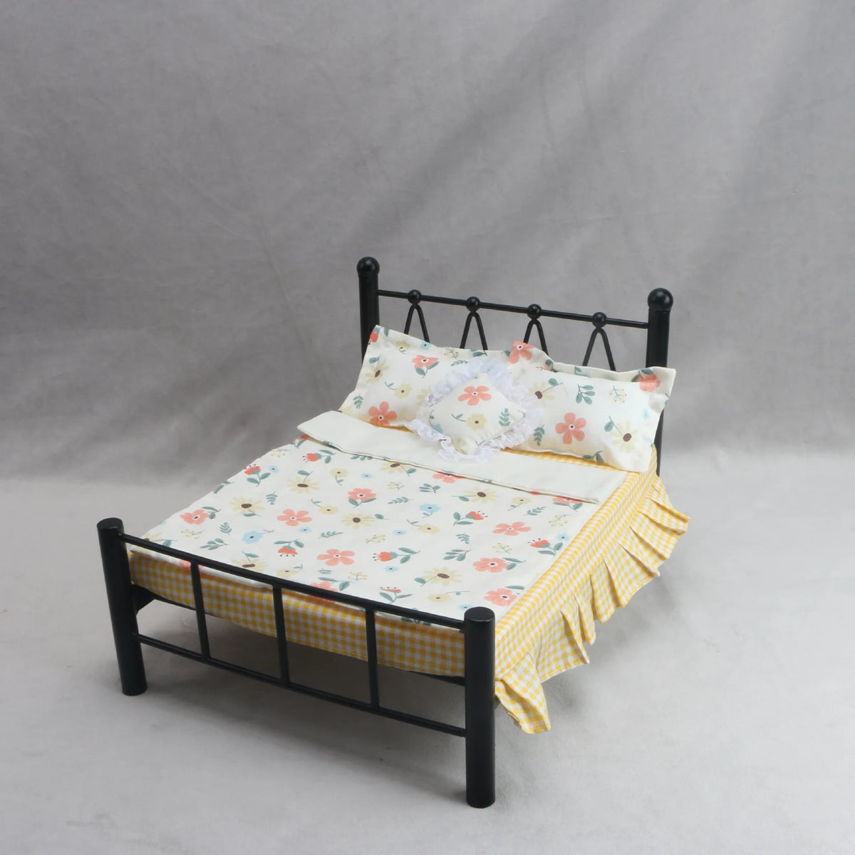 ensemble literie poupée motifs floraux citrons pêches carreaux volants lit noir couette draps taies