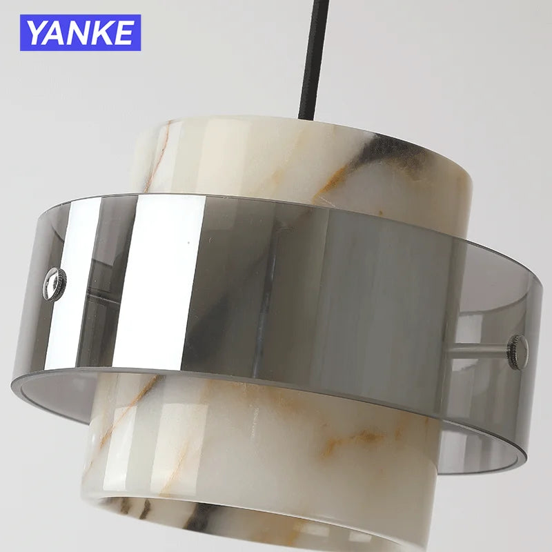 lampes suspendues moderne pierre marbre jaune blanc gris salle chambre semi transparent anneaux métalliques