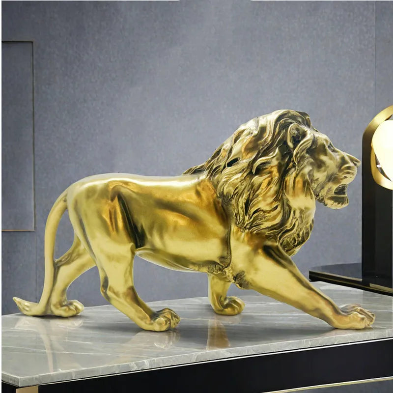 Décoration intérieure statue lion dorée sur étagère