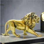 Décoration intérieure statue lion dorée sur étagère