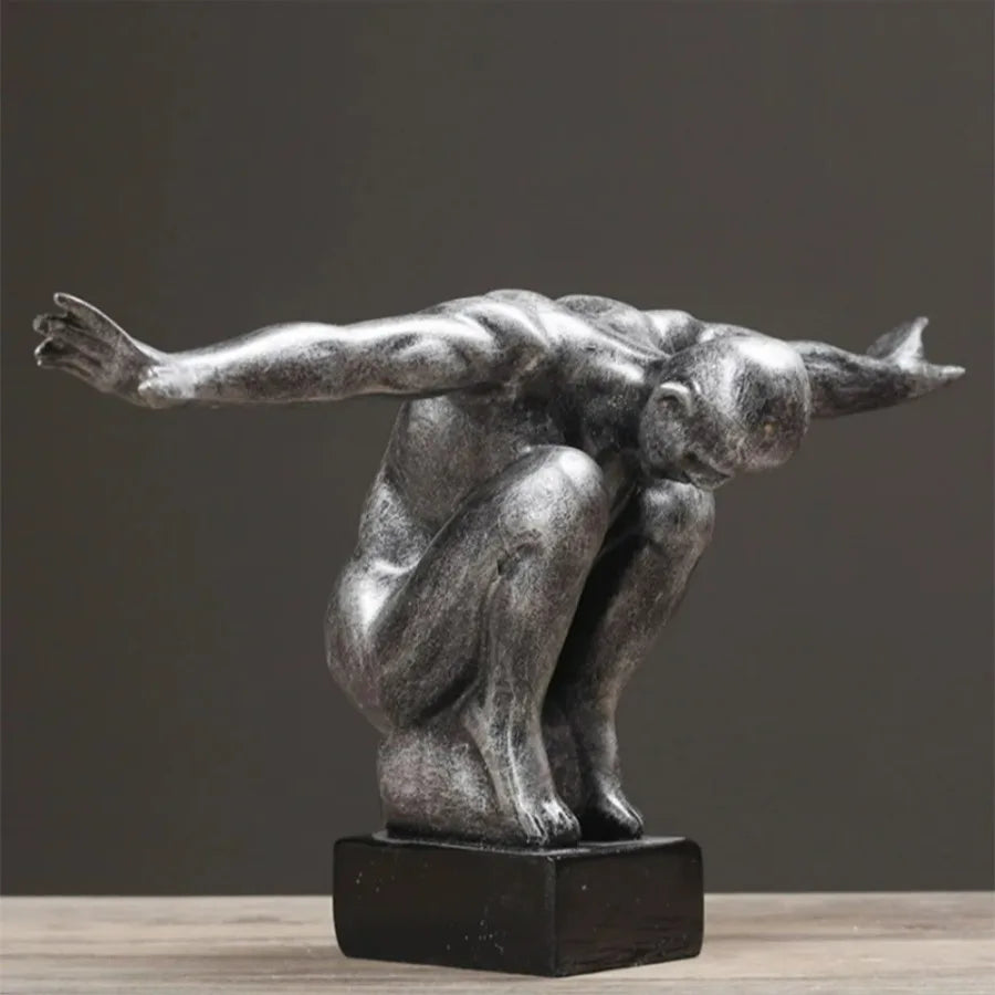 Sculpture d'art corporel humain en résine gris clair sur table en bois