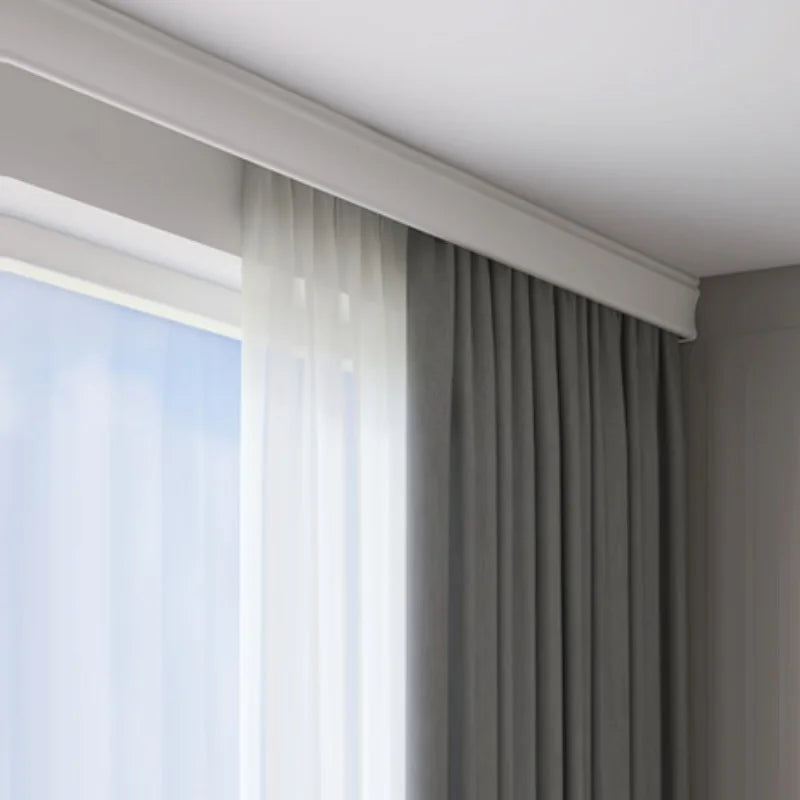 Boîte à cassette pour rideau double rails installée au plafond dans un salon moderne