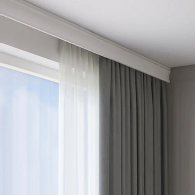 Boîte à cassette pour rideau double rails installée au plafond dans un salon moderne