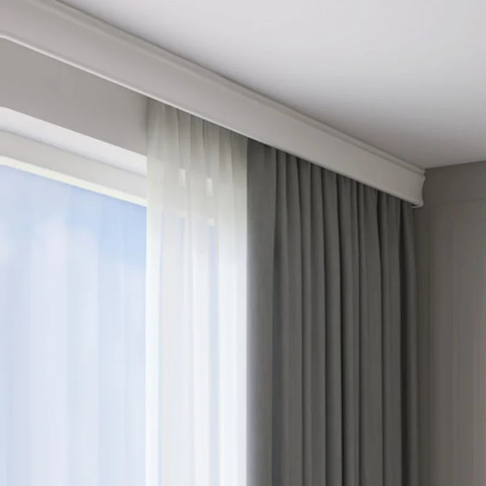 Boîte à cassette pour rideau double rails installée au plafond dans un salon moderne