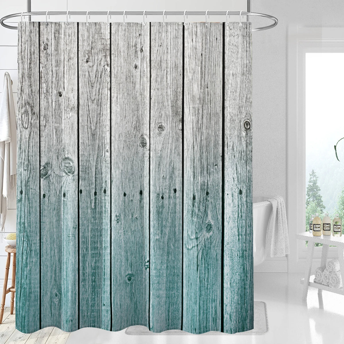 Rideau de douche à motif imitation bois vieilli, suspendu sur une tringle arrondie dans une salle de bain lumineuse au style minimaliste.