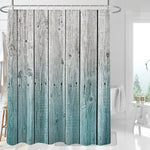 Rideau de douche à motif imitation bois vieilli, suspendu sur une tringle arrondie dans une salle de bain lumineuse au style minimaliste.