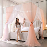 Chambre de style romantique avec lit à baldaquin, rideaux et voiles rose pâle, créant une atmosphère apaisante et luxueuse.