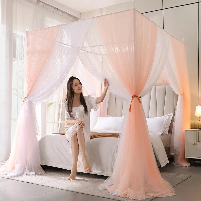 Chambre de style romantique avec lit à baldaquin, rideaux et voiles rose pâle, créant une atmosphère apaisante et luxueuse.