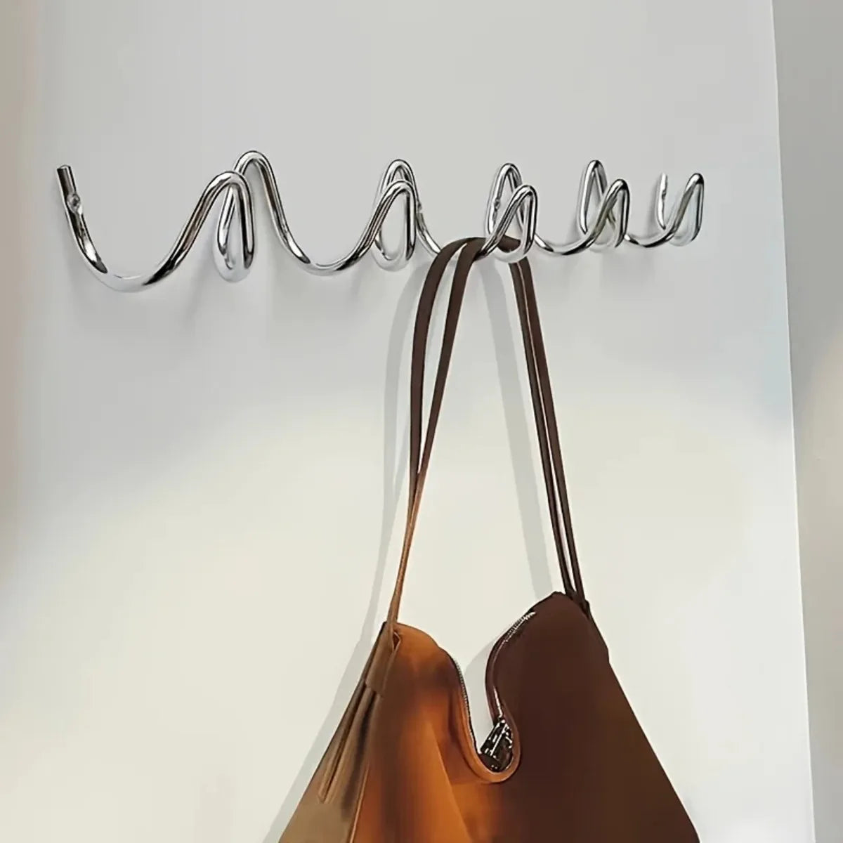 porte sacs mural métal argenté noir rouge spirale moderne sacs entrée chambre