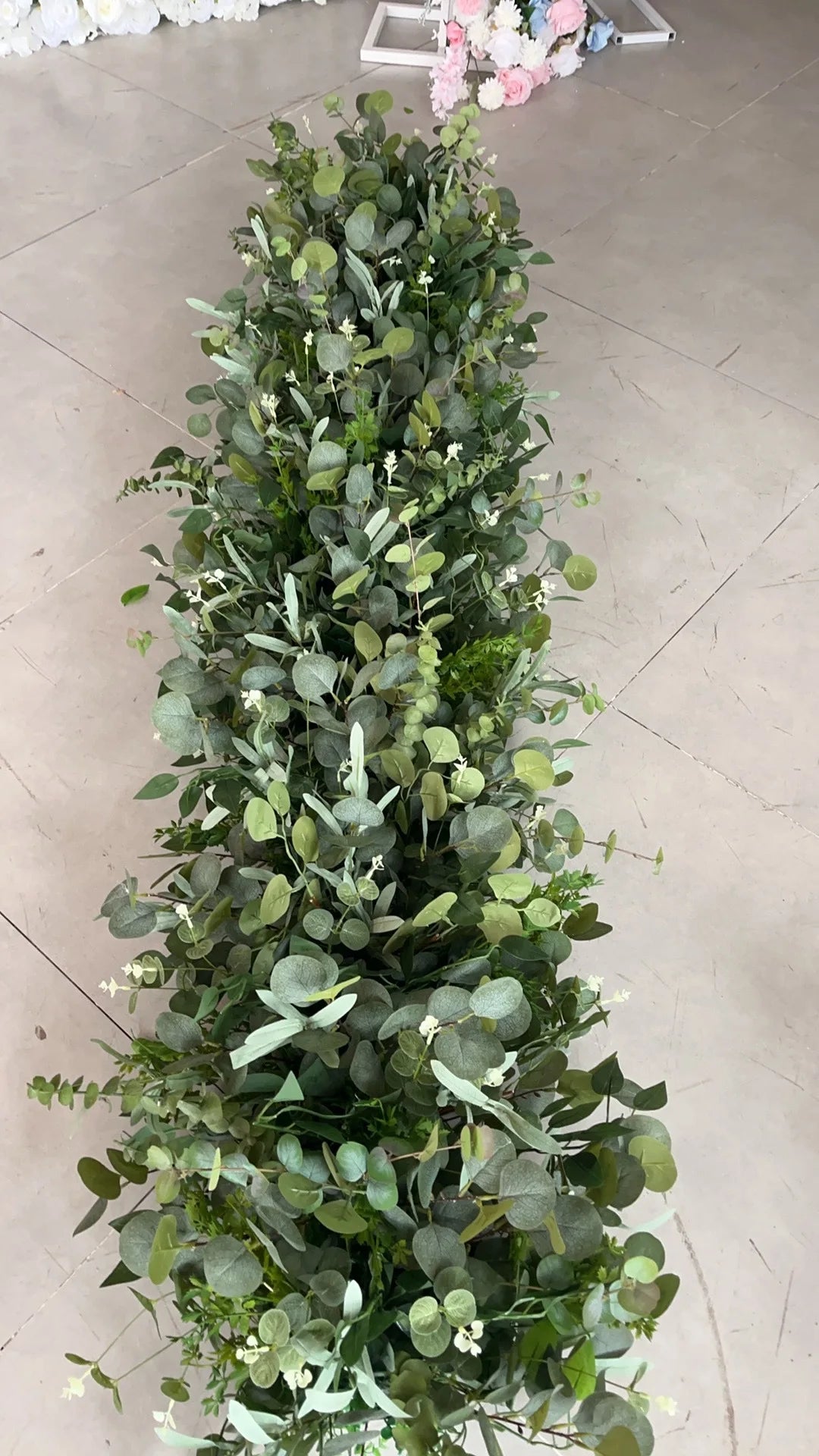 décoration florale artificielle mariage vert blanc doré feuilles fleurs minimaliste intérieur événement