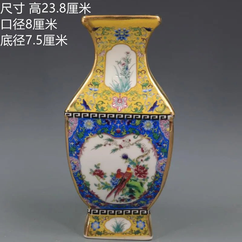 Un magnifique vase décoratif en porcelaine peint de motifs floraux et de scènes de faune dans des tons de jaune, bleu et rouge, avec des détails dorés élégants.