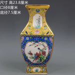 Un magnifique vase décoratif en porcelaine peint de motifs floraux et de scènes de faune dans des tons de jaune, bleu et rouge, avec des détails dorés élégants.